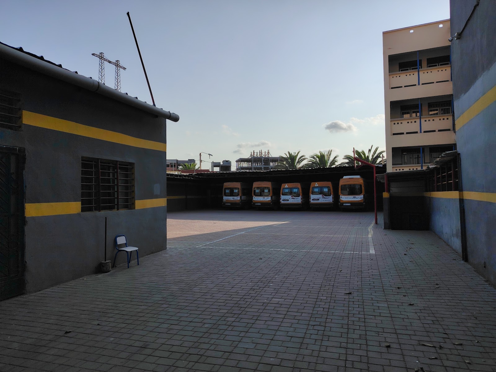 Cour de récréation et transport scolaire du collège privé à Sidi Maârouf