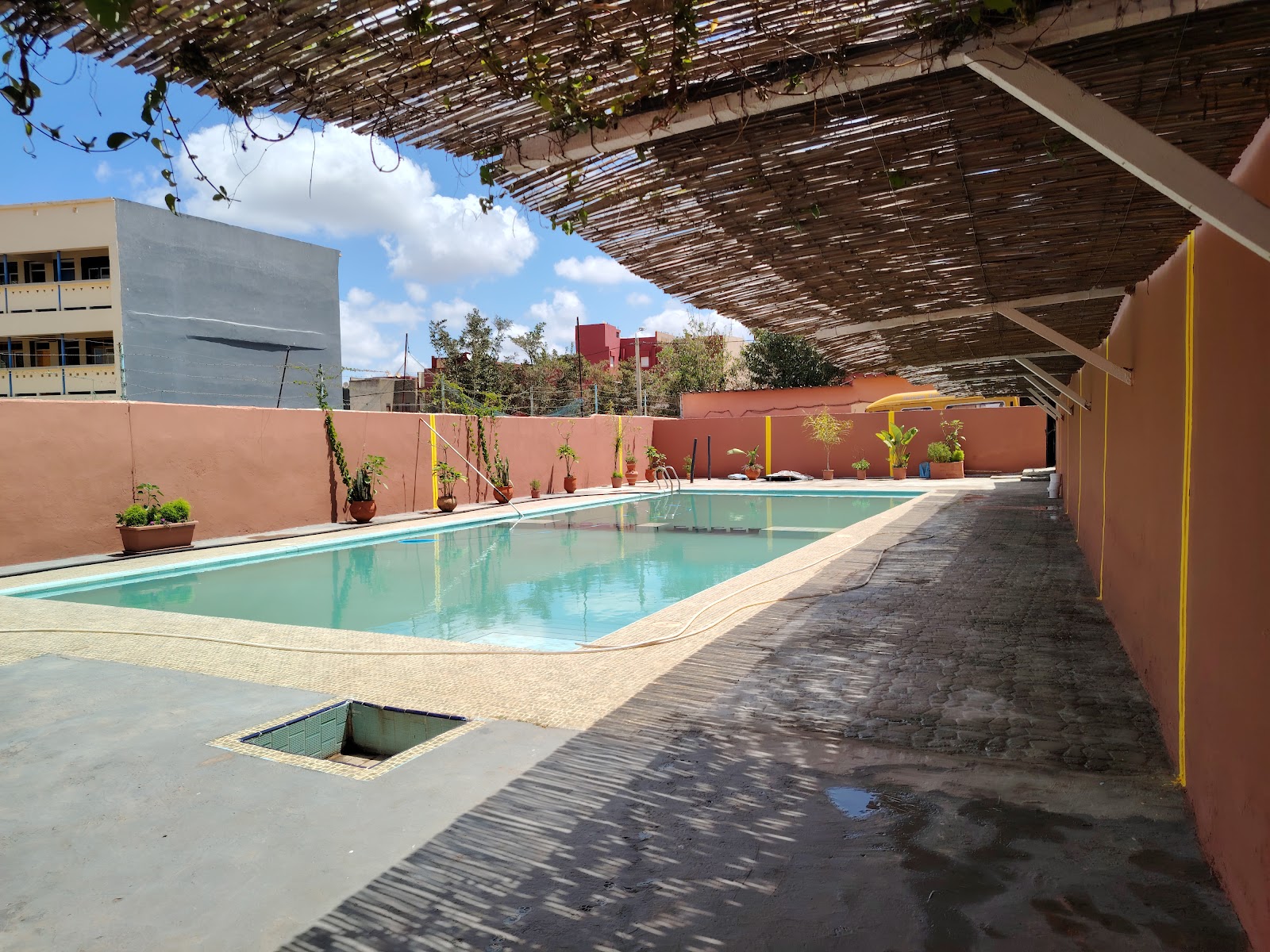 Piscine couverte de l'école privée Al Oumrane sous pergola, Sidi Maârouf — accessible depuis Bouskoura