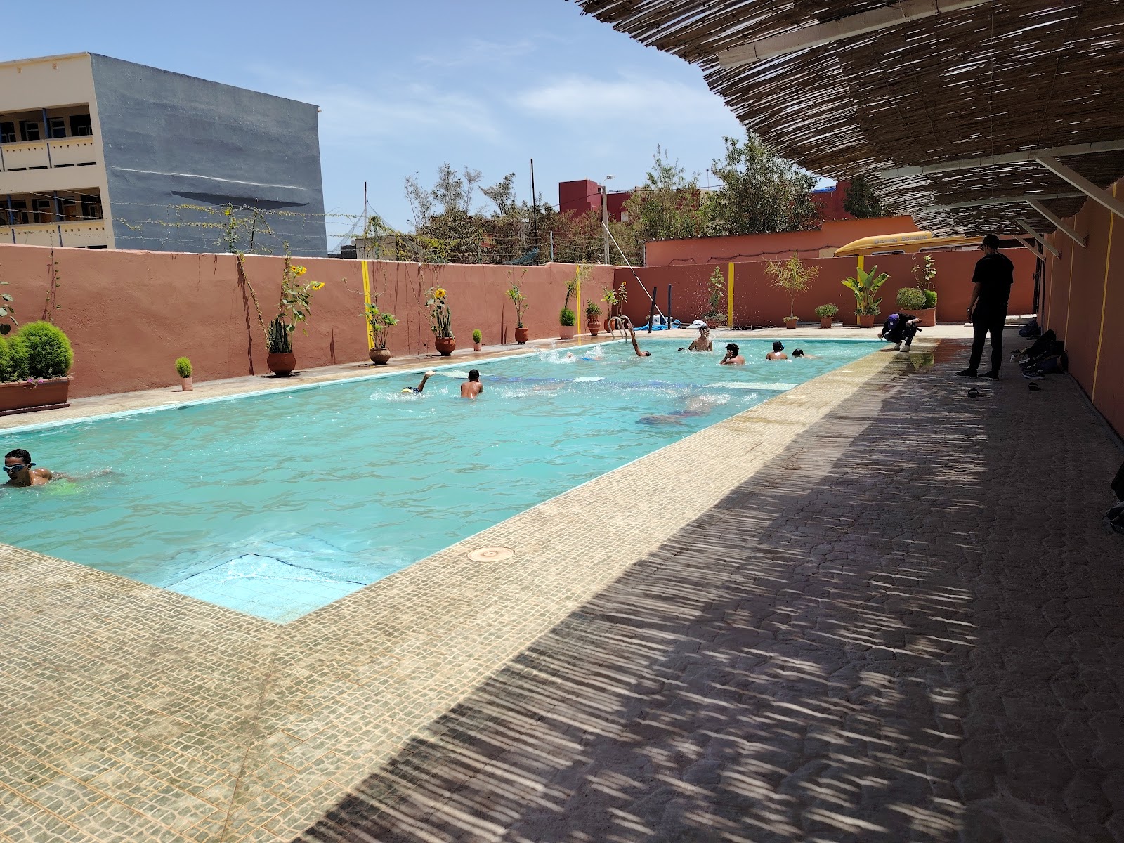 Élèves en cours de natation à l'école privée Al Oumrane, Sidi Maârouf Casablanca