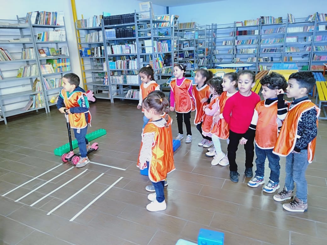 Groupe d'enfants en tenue de sport participant à un parcours d'obstacles