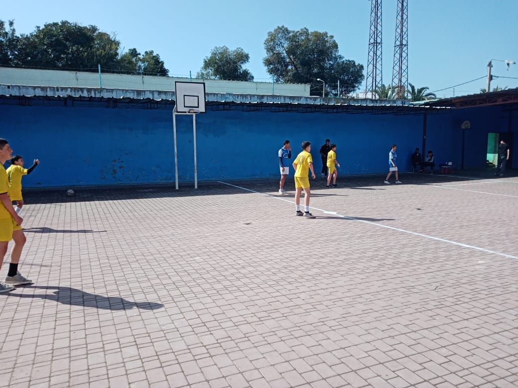 Élèves du collège en match de handball sur le terrain de sport