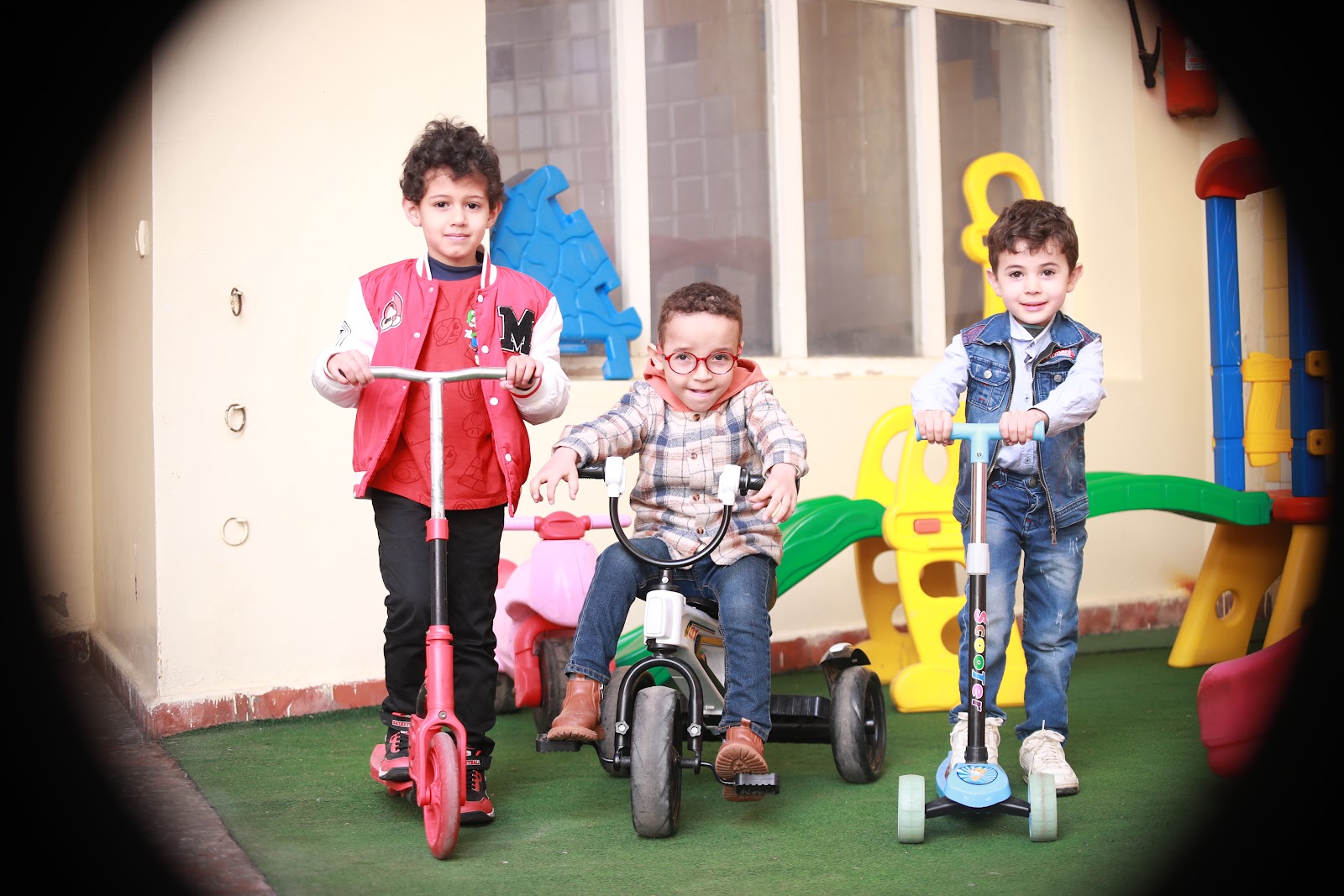 Jeunes élèves de la maternelle privée sur l'aire de jeux, Casablanca